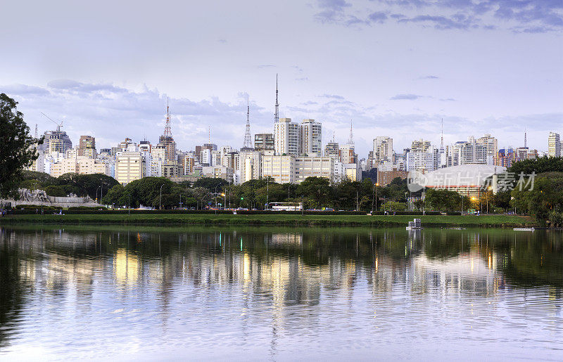 从巴西伊比拉普埃拉公园(Ibirapuera Park)可以看到圣保罗令人惊叹的美景